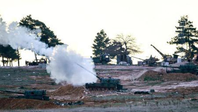 Xe tăng quân đội Thổ Nhĩ Kỳ tại chốt quân sự gần cửa khẩu Oncupinar, thị trấn miền trung nam Kilis nã đạn về phía biên giới Syria ngày 16/2. Ảnh: AFP/TTXVN.