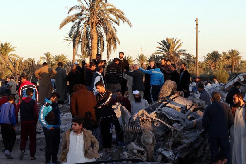 Hiện trường sau vụ không kích của Không quân Mỹ gần thành phố Sabratha, Libya. Ảnh: AFP.