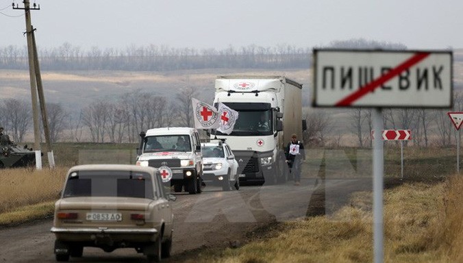 Đoàn xe của Hội Chữ thập đỏ chuyển hàng viện trợ cho người dân Ukraine sống tại làng Pischevik thuộc vùng Donetsk, Ukraine. Nguồn: AFP/TTXVN.