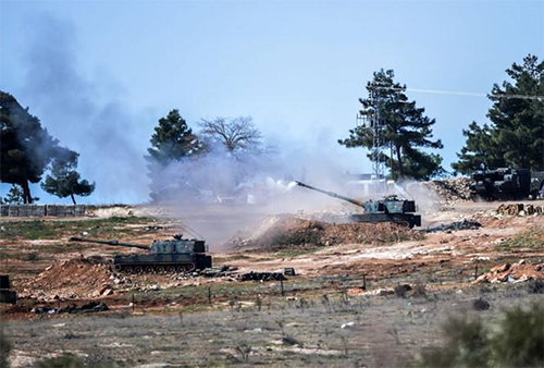 Lực lượng Thổ Nhĩ Kỳ nã pháo qua biên giới với Syria ngày 16/2. Ảnh: Roi-tơ.