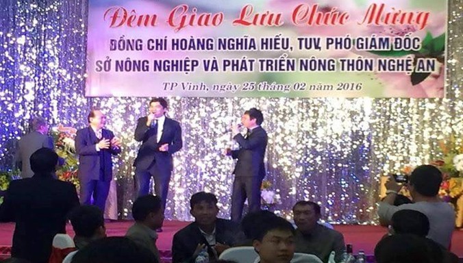 Ông Hoàng Nghĩa Hiếu (thứ hai từ phải sang) tại bữa tiệc mừng nhậm chức.