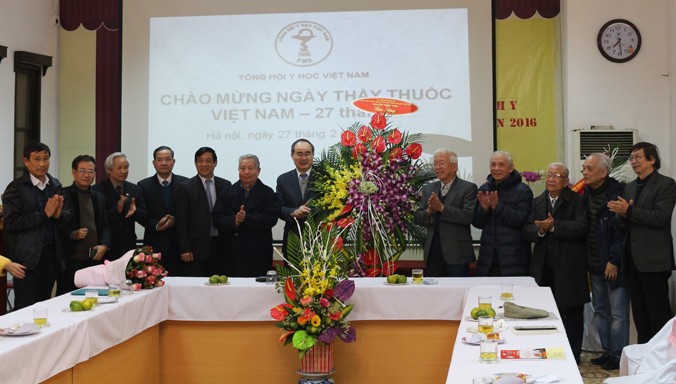 Chủ tịch Ủy ban Trung ương MTTQ Việt Nam Nguyễn Thiện Nhân tặng hoa chúc mừng Tổng hội Y dược Việt Nam nhân ngày Thầy thuốc Việt Nam.
