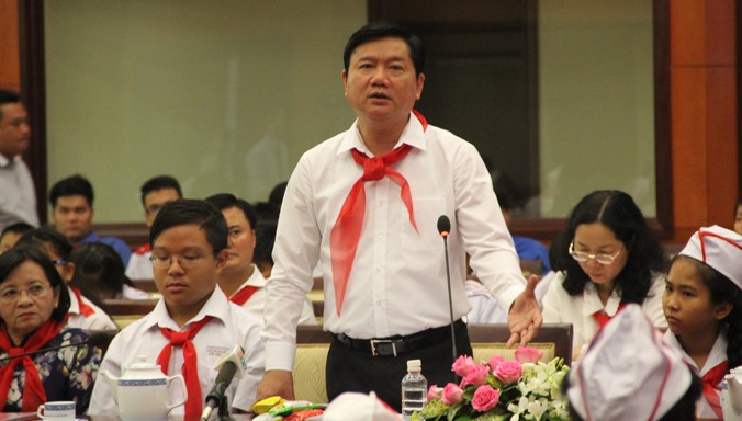 Bí thư Thành uỷ TPHCM Đinh La Thăng trong buổi gặp gỡ thiếu nhi năm 2016