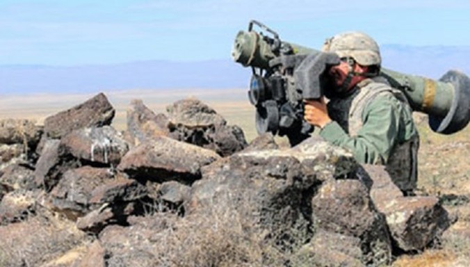 Bức ảnh chiến binh người Kurd cầm tên lửa Javelin.