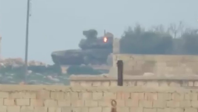 Tăng T-90 Nga trụ vững trước đòn công của tên lửa Mỹ