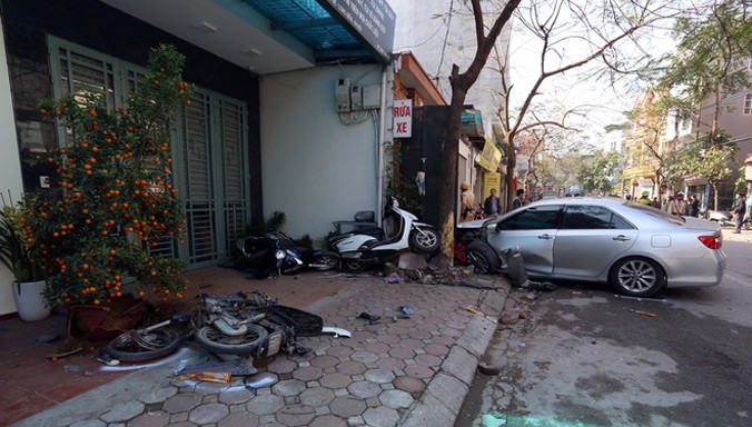 7h30 sáng 29/2, xe Camry đang lưu thông trên đường Ái Mộ (Long Biên, Hà Nội) bất ngờ va quệt với ôtô 7 chỗ rồi rồ ga đâm liên tiếp nhiều xe máy.