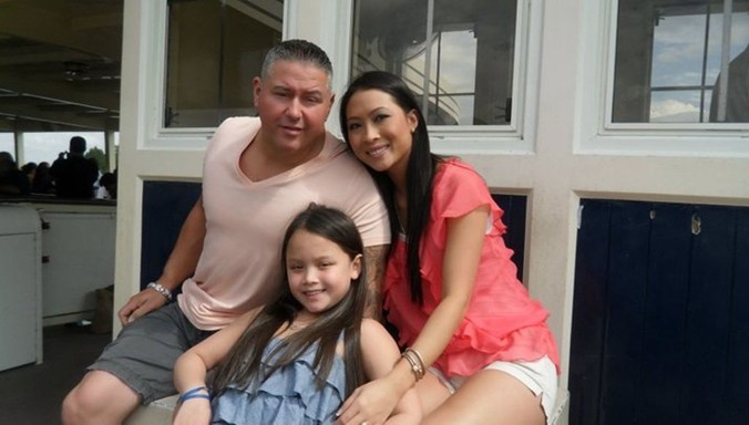 Willis bên vợ Anh Nguyen và con gái Mai Linn thời gian trước khi bị bắt.