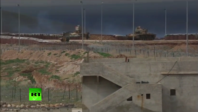 Xe tăng Thổ Nhĩ Kỳ được điều động đến sát biên giới, sẵn sàng đổ bộ vào Syria bất cứ lúc nào. Ảnh: RT.