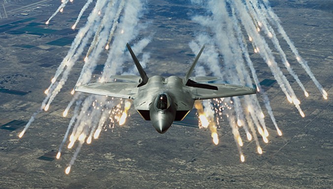 Các chiến đấu cơ F-22 của Mỹ sắp tới sẽ được trang bị hệ thống tác chiến điện tử có trí thông minh nhân tạo, có khả năng nhận dạng sóng radar trong thời gian cực ngắn. Ảnh: USAF.