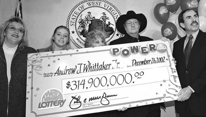 Jack Whittaker (đội nón) liên tục gặp vận hạn sau khi trúng số gần 7000 tỉ đồng.