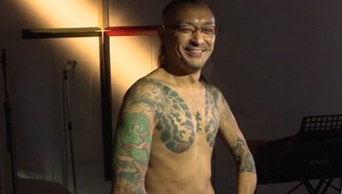 Tatsuya Shindo khoe hình xăm từ thời làm yakuza. Ảnh: CNN.