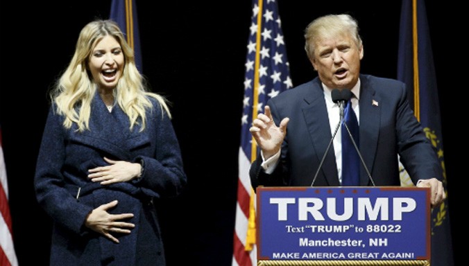 Ivanka xuất hiện trong một cuộc gặp mặt cử tri của Donald Trump tại Manchester, New Hampshire hồi tháng một. Trên bục phát biểu là dòng chữ kêu gọi ủng hộ ông Trump cùng khẩu hiệu "khiến nước Mỹ vĩ đại trở lại". Ảnh: Reuters.
