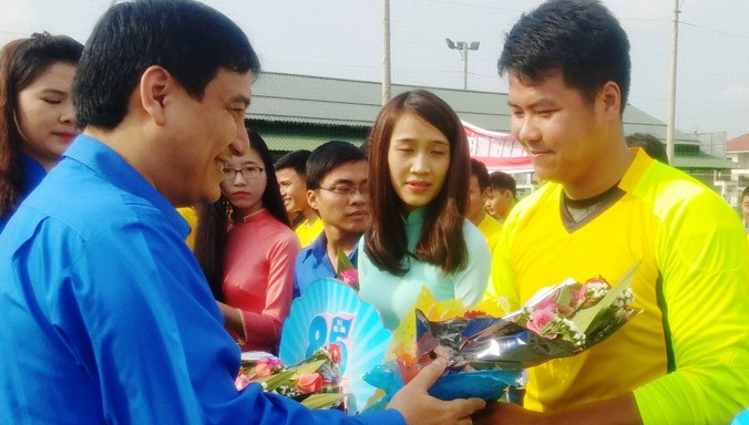 Anh Nguyễn Đắc Vinh tặng hoa chúc mừng, động viên cầu các đội tham gia giải bóng đá Thanh niên tỉnh TT-Huế lần thứ nhất năm 2016. Ảnh: Ngọc Văn.