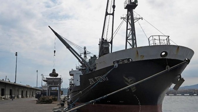 Tàu Jin Teng của Triều Tiên đậu tại cảng Subic. Ảnh: AFP.