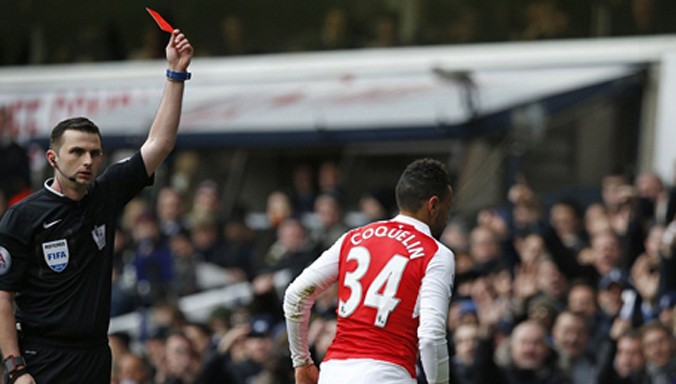 Coquelin trở thành tội đồ của Arsenal với chiếc thẻ đỏ vô duyên.