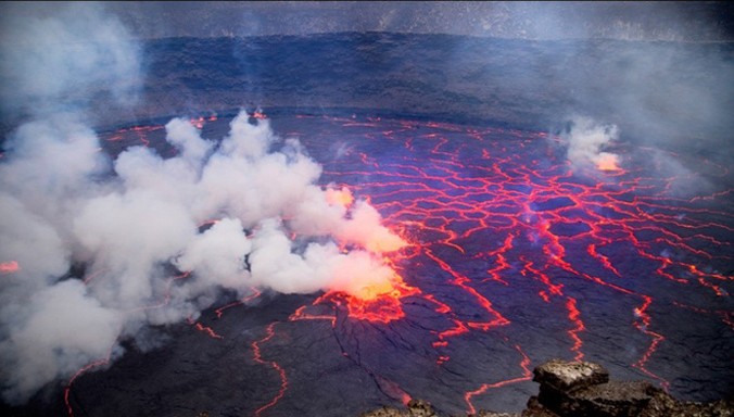 Theo The Telegraph, các chuyên gia về núi lửa cảnh báo việc đến gần hồ dung nham bên trong miệng núi lửa Nyiragongo là vô cùng nguy hiểm vì ngọn núi này có thể đột ngột phun trào.