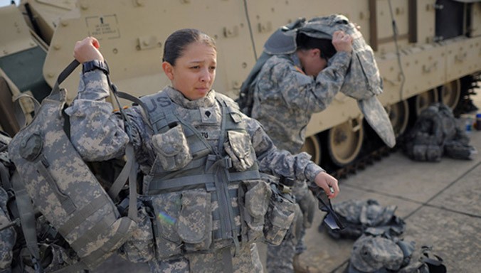 Các nữ binh sĩ Mỹ mặc áo giáp chuẩn bị tham gia tuần tra. Ảnh: AP.