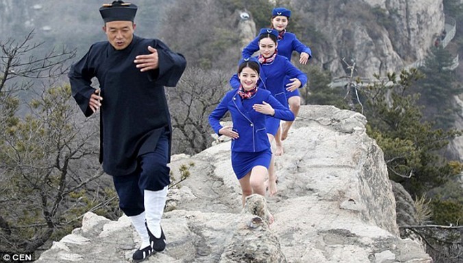 Trong trang phục tiếp viên màu xanh, chỉ thiếu đôi giày cao gót, 3 cô gái trẻ học theo hướng dẫn của một bậc thầy kungfu đạo Lão để có ý chí kiên cường.
