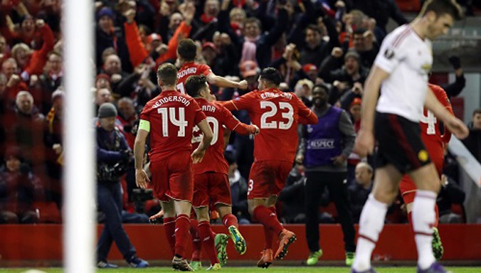 Liverpool lần đầu tiên thắng Man Utd của Louis Van Gaal. Ảnh: Reuters.