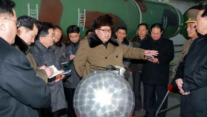 Bức ảnh nhà lãnh đạo Triều Tiên Kim Jong-un được cho là chụp cùng với mô hình đầu đạn hạt nhân thu nhỏ. Ảnh: AP.