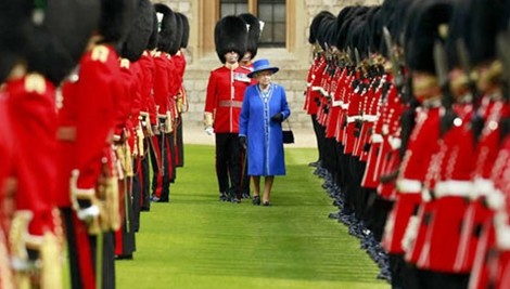 Đội vệ binh hộ giá, bảo vệ Nữ hoàng Anh.