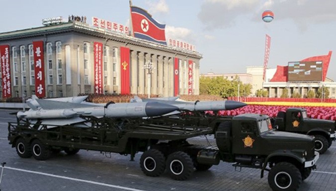 Tên lửa Triều Tiên trong một cuộc duyệt binh ở thủ đô Bình Nhưỡng. Ảnh: Reuters.