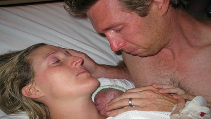 Giây phút kỳ diệu em bé được sưởi ấm trong vòng tay bố mẹ đã hồi sinh. Ảnh: Telegraph.