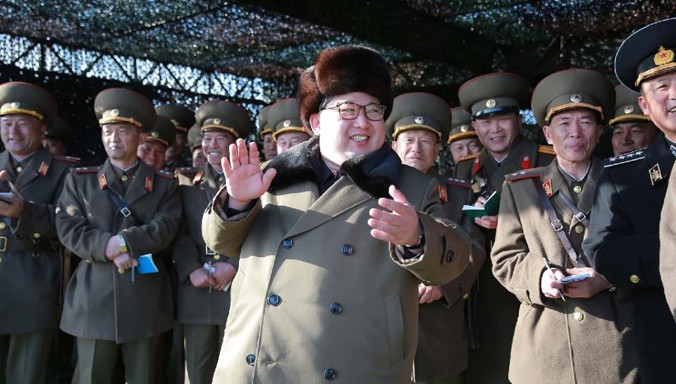 Nhà lãnh đạo Triều Tiên Kim Jong-un (giữa). Ảnh: AFP.