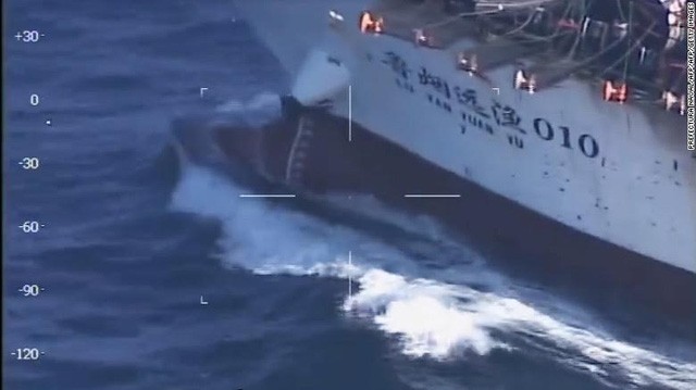 Cảnh sát biển Argentina đánh chìm tàu Trung Quốc đánh cá bất hợp pháp.
