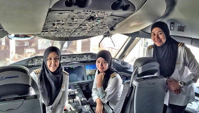 Phi hành đoàn toàn nữ trên chuyến bay mang số hiệu BI081 của hãng hàng không Royal Brunei Airlines. Ảnh: Independent.