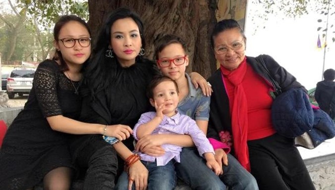 NSƯT Thanh Hương, cùng con gái Thanh Lam và các cháu nội, ngoại.