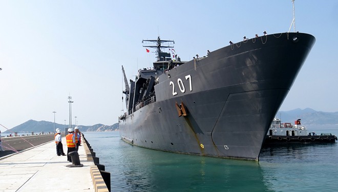 Tàu quân sự Singapore cập Cảng quốc tế Cam Ranh