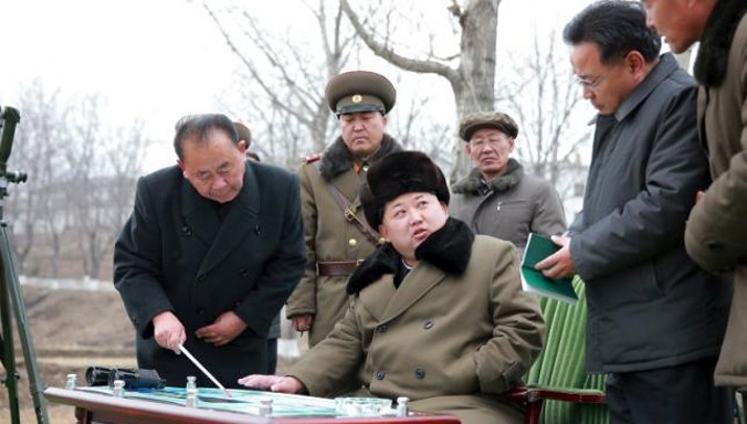 Nhà lãnh đạo Kim Jong-un theo dõi vụ phóng vệ tinh. Ảnh: KCNA.