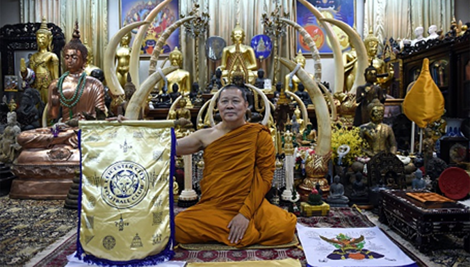 Nhà sư Phra Prommangkalachan tiết lộ đã trao cho các thành viên Leicester lá bùa may mắn.