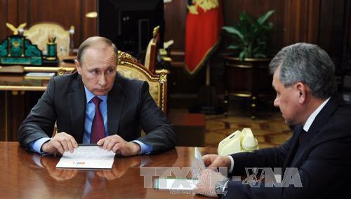 Tổng thống Vladimir Putin chỉ thị Bộ trưởng Quốc phòng Sergei Shoigu rút lực lượng chủ chốt khỏi Syria. Ảnh: AFP/ TTXVN.