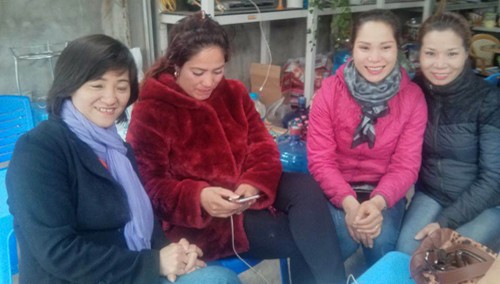 Một gia đình ở Long Biên đã chủ động tìm đến nhận chị Thu Trang vì thấy giống người nhà, tuy nhiên kết quả xét nghiệm cho thấychị Trang (ngoài cùng bên phải) không phải là con của họ.