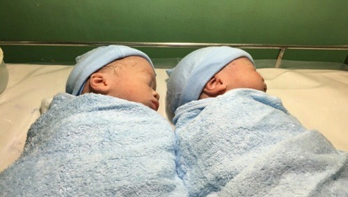 Cặp song sinh ca mang thai hộ đầu tiên miền Nam chào đời khỏe mạnh tại BV Từ Dũ. Ảnh: T.D.