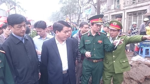 Chủ tịch UBND TP Hà Nội Nguyễn Đức Chung nhanh chóng tới hiện trường vụ nổ. Ảnh Tuấn Nguyễn.