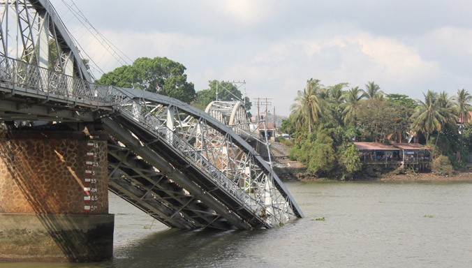 Một phần đường sắt trên cầu Ghềnh đổ xuống sông.