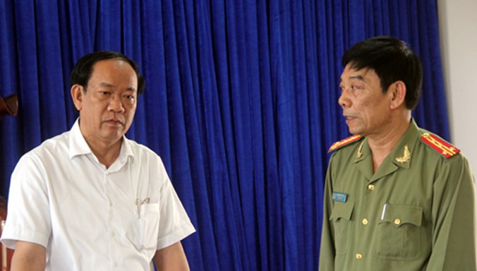 Tại buổi tổ chức khen thưởng, Chủ tịch Quảng Nam (trái) cùng Giám đốc Công an tỉnh Quảng Nam đánh giá cao kế hoạch vây vắt của các trinh sát ma túy khi không để bị thương vong. Ảnh: Tiến Hùng.