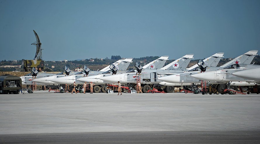 Một phi đội Su-24 sẽ tiếp tục hiện diện tại căn cứ Khmeimim, Syria và không kích khủng bố. Ảnh: RIA Novosti.