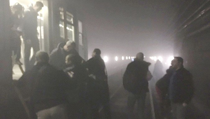 Nhà ga tàu điện ngầm Maalbeek mù mịt khói sau vụ nổ.