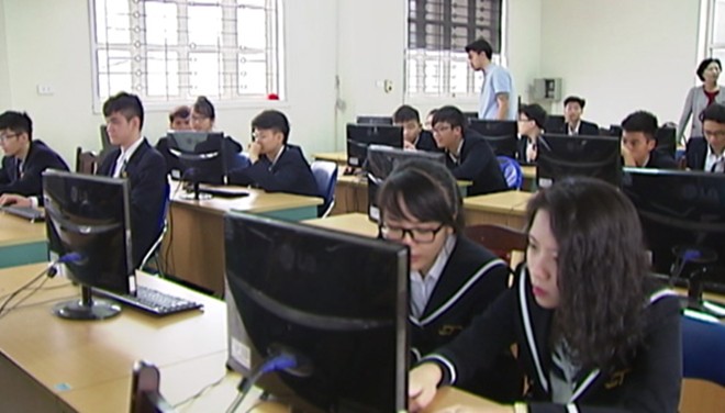 Học sinh lớp 12A1 trường PTHT Lương Thế Vinh thi trực tuyến trên thiquocgia.vn.