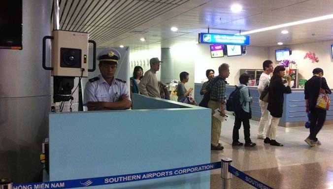Giám sát thân nhiệt tất cả hành khách đến ga quốc tế Tân Sơn Nhất TPHCM. Ảnh: Quốc Ngọc.