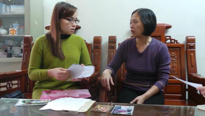 Trong suốt 3 năm qua, chị Hiền và người mẹ hiện tại của mình - bà Phan Thị Tuyết Hoa đã gõ cửa nhiều cơ quan chức năng với hy vọng tìm ra manh mối thân nhân.