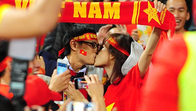 Màn khoá môi nóng bỏng mừng chiến thắng tuyển Việt Nam