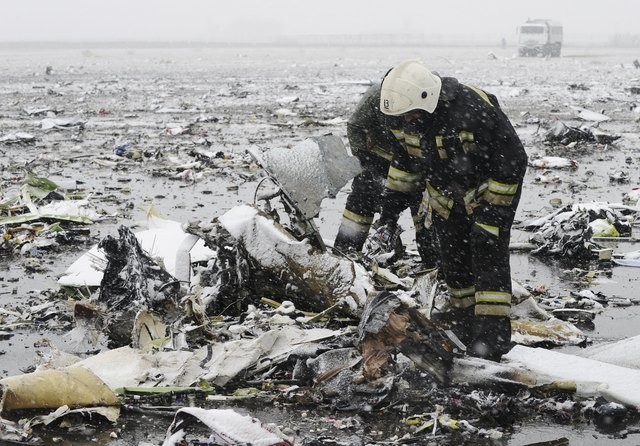 Hiện trường thảm khốc vụ rơi máy bay của hãng FlyDubai tại Nga. Ảnh: Reuters.