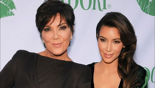 Mẹ Kim Kardashian (trái) được cho là người đứng sau, giúp phát hành cuốn băng sex của con gái.