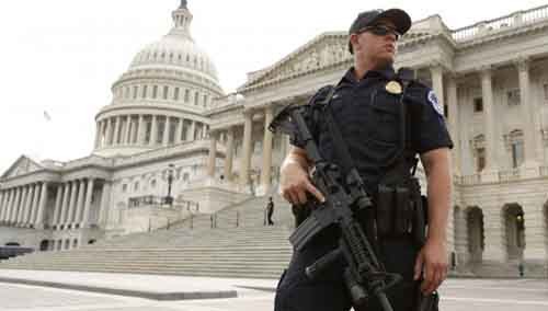 Một cảnh sát canh gác ở tòa nhà quốc hội Mỹ. Ảnh: Reuters.