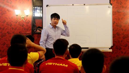 Tuyển Việt Nam họp bàn về đấu pháp cho trận gặp Iraq.